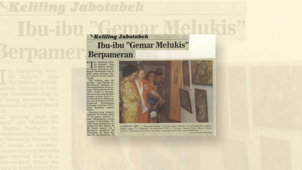 Kliping koran dengan foto ibu-ibu menunjuk lukisan di pameran Keluarga Gemar Melukis